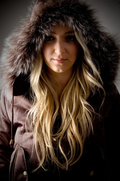 Mulher usando casaco capuz — Fotografia de Stock