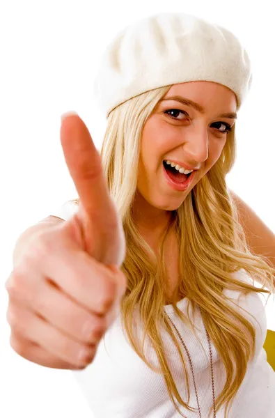Mladá žena ukazuje palec — Stock fotografie