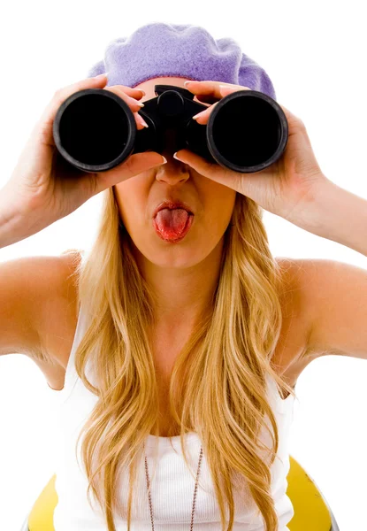 Jovem mulher olhando através de binocular — Fotografia de Stock