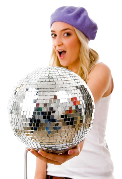 Kvinnliga visar disco mirror ball — Stockfoto