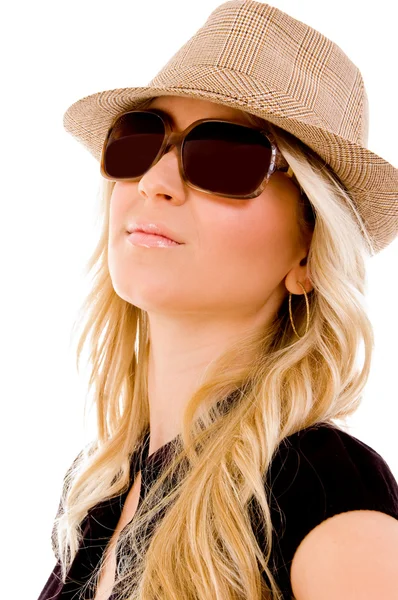 Femme portant chapeau et lunettes de soleil — Photo