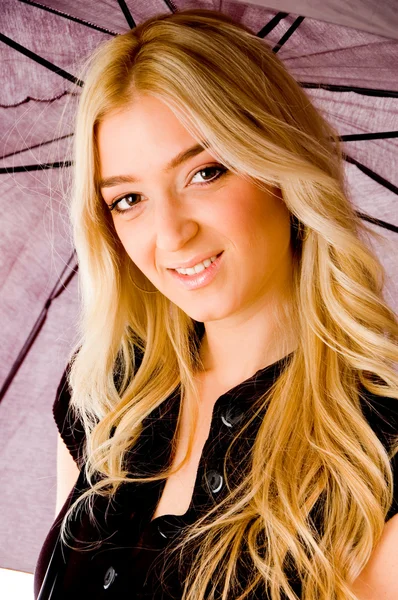 Lächelnde Frau trägt Regenschirm — Stockfoto