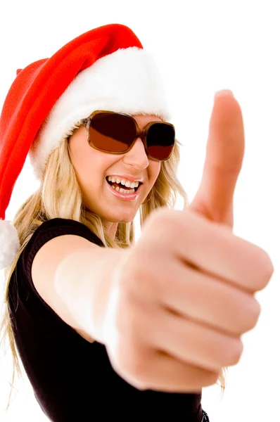 Улыбающаяся женщина в рождественской шляпе — стоковое фото