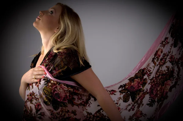 Pregnant woman wearing stole — Stock fotografie