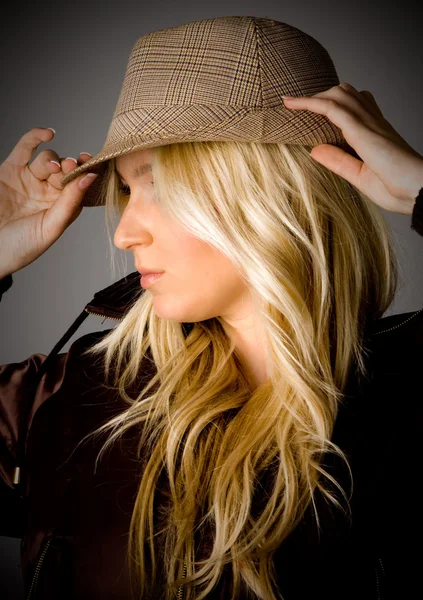 彼女の帽子を保持している若い女性 — ストック写真