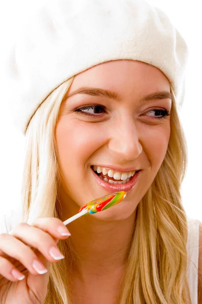 Mulher sorridente comendo doces — Fotografia de Stock