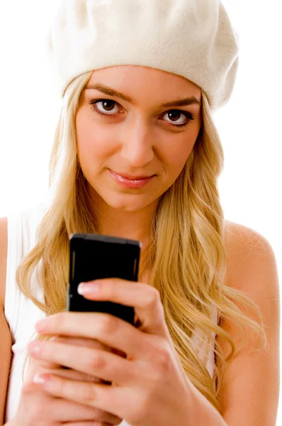Усміхнена молода жінка тримає мобільний телефон — стокове фото