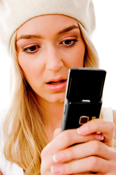 Jovem mulher olhando para o celular — Fotografia de Stock