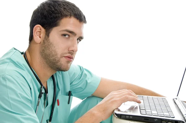 Läkare som arbetar på bärbar dator — Stockfoto