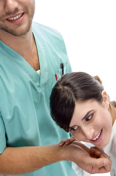 Lächelnde Krankenschwester überprüft Puls des Patienten — Stockfoto