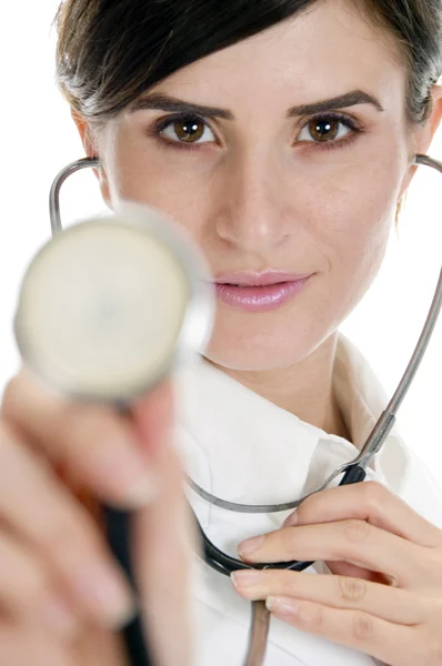 Lady médico mostrando estetoscópio — Fotografia de Stock