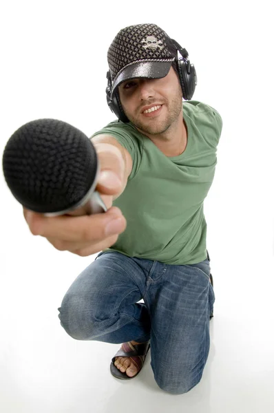 Hombre inteligente mostrando micrófono — Foto de Stock