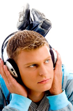 Genç adam müzik dinliyor.