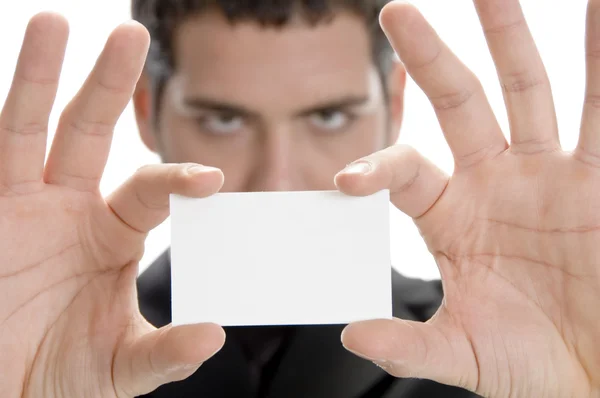 Бизнесмен держит визитную карточку — стоковое фото