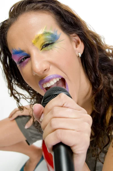 Close up van vrouw zingen in microfoon — Stockfoto