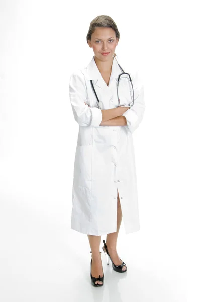 Medico in piedi con braccia incrociate — Foto Stock
