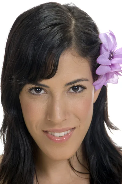 Usmívající se žena s květinou ve vlasech — Stock fotografie
