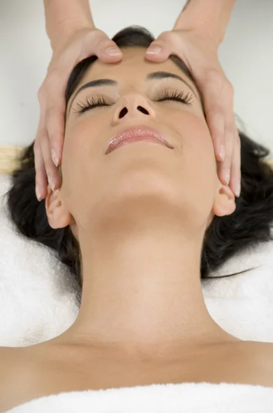 Mulher bonita recebendo massagem na cabeça — Fotografia de Stock