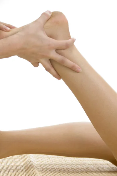 Mujer recibiendo masaje en las piernas — Foto de Stock