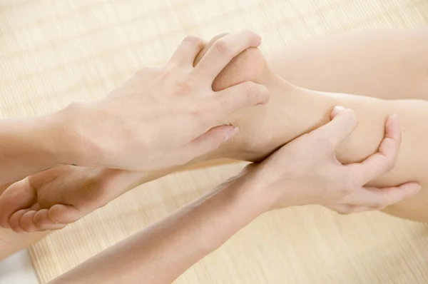 Señora consiguiendo pies masaje — Foto de Stock