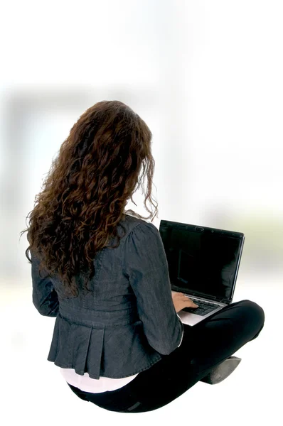 Жінка зайнята ноутбуком, працює — стокове фото
