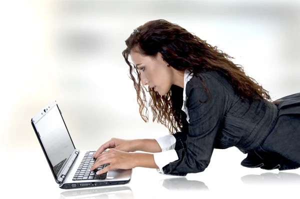 Mulher bonita trabalhando no laptop — Fotografia de Stock
