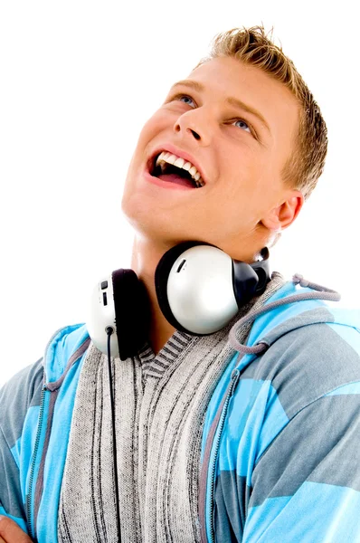 Άνθρωπος με ακουστικά γύρω από το λαιμό — Φωτογραφία Αρχείου
