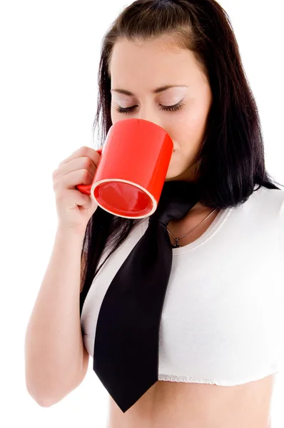 Jonge vrouwelijke drinken koffie — Stockfoto