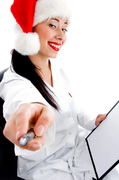 Médica feminina usando chapéu de Natal — Fotografia de Stock