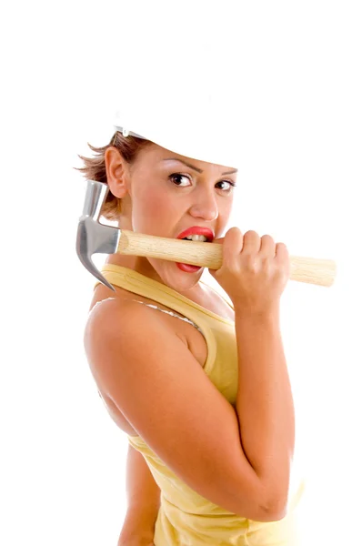 Mulher segurando martelo — Fotografia de Stock