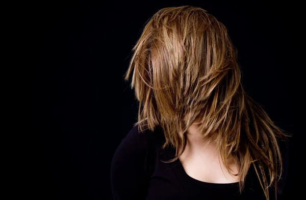 Vrouw met haren op haar gezicht — Stockfoto