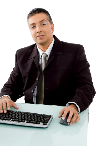 Člověk pracující na počítači — Stock fotografie