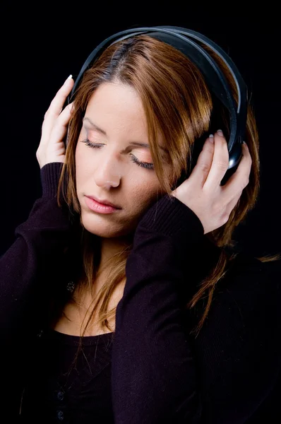 Jonge vrouw genieten van muziek — Stockfoto