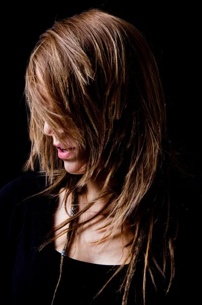 Mujer joven escondiendo su cara con el pelo — Foto de Stock