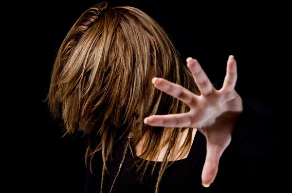 Feminino escondendo seu rosto com cabelo — Fotografia de Stock