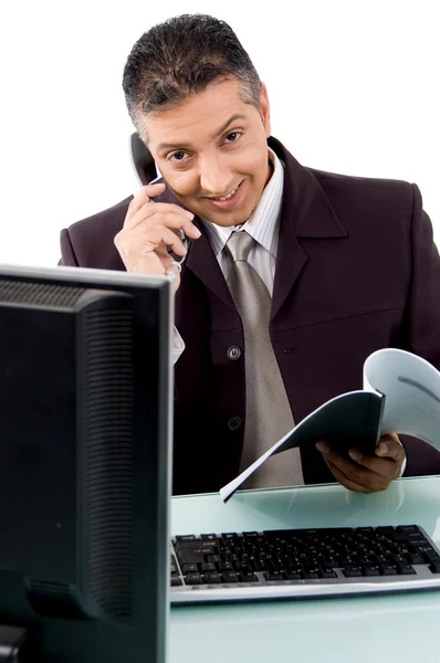 Lachende zakenman druk op telefoon — Stockfoto