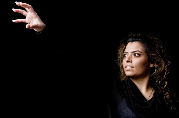 El hareketi gösteren güzel bir kadın — Stok fotoğraf