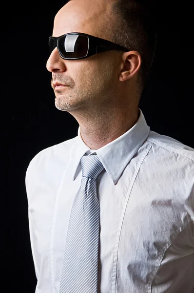 Homme d'affaires portant cravate et lunettes de soleil — Photo