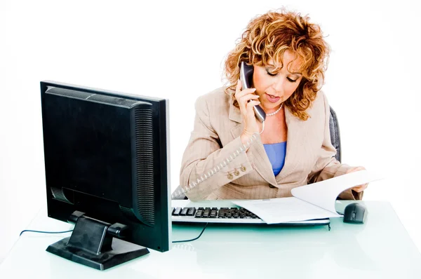 Mujer ocupada en la llamada telefónica — Foto de Stock