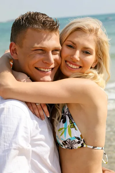 Bekymmerslösa par på stranden — Stockfoto