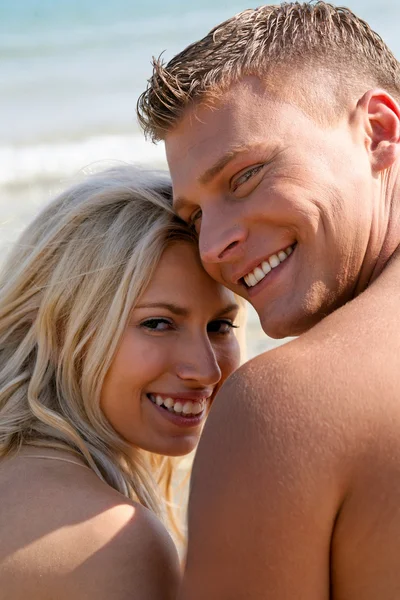 Romantický pár s úsměvem — Stock fotografie