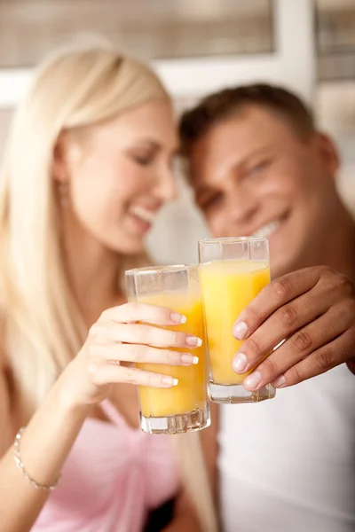 Par håller juice glas — Stockfoto