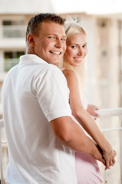 Atrás pose de pareja sonriendo — Foto de Stock