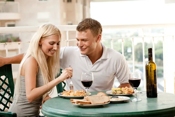 Paar beim Essen — Stockfoto