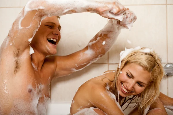 Couple partageant une baignoire — Photo