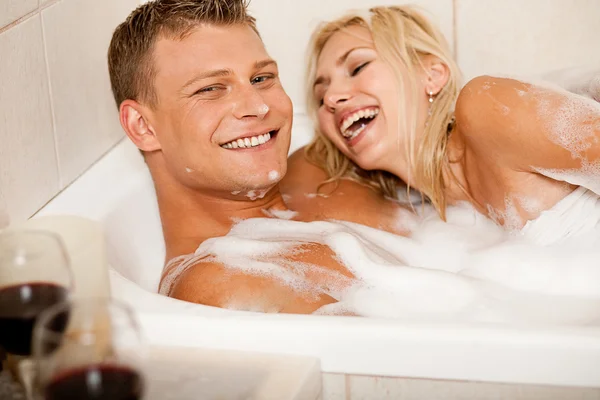 Cariñosa pareja bañándose —  Fotos de Stock