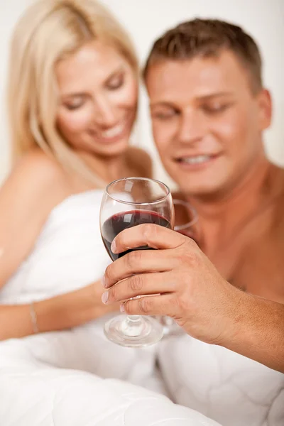 Jovem casal brindar champanhe — Fotografia de Stock