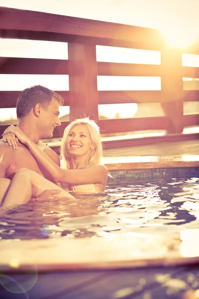 Älskar vid poolen — Stockfoto