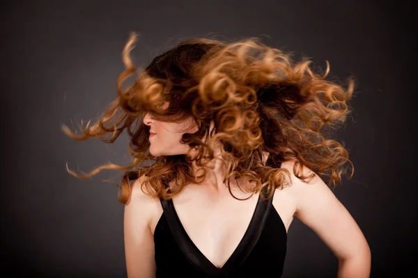 Filme de cabelo por modelo jovem — Fotografia de Stock