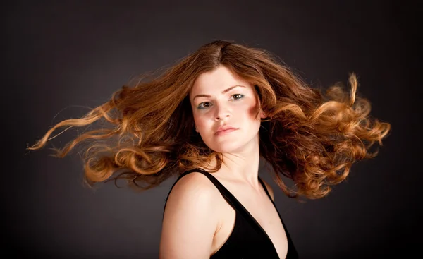 Modelo feminino cintilando cabelos longos — Fotografia de Stock